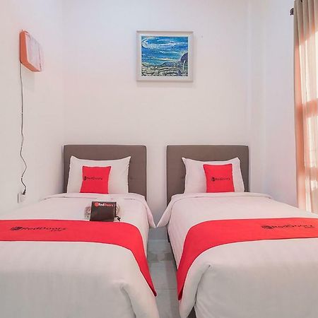Hotel Reddoorz Near Jatinangor Town Square Esterno foto