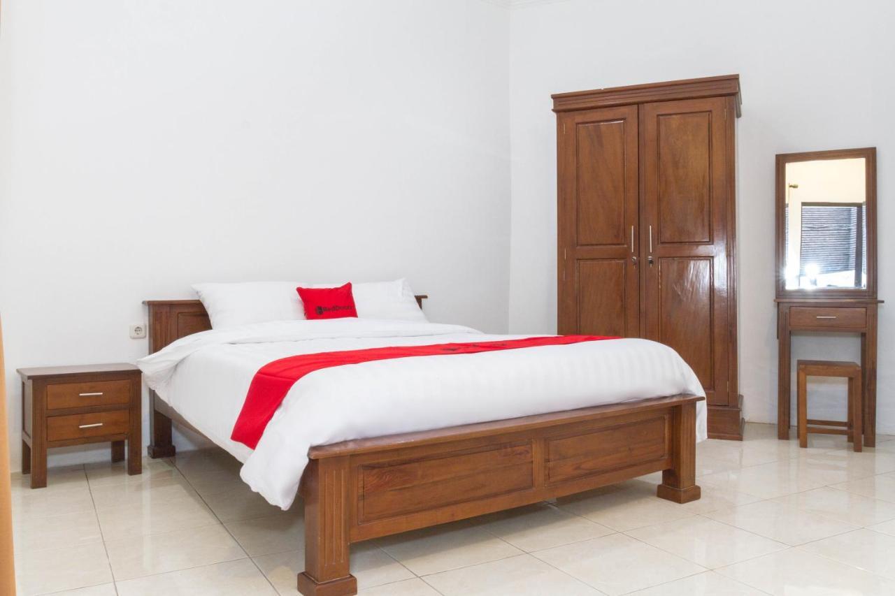 Hotel Reddoorz Near Jatinangor Town Square Esterno foto