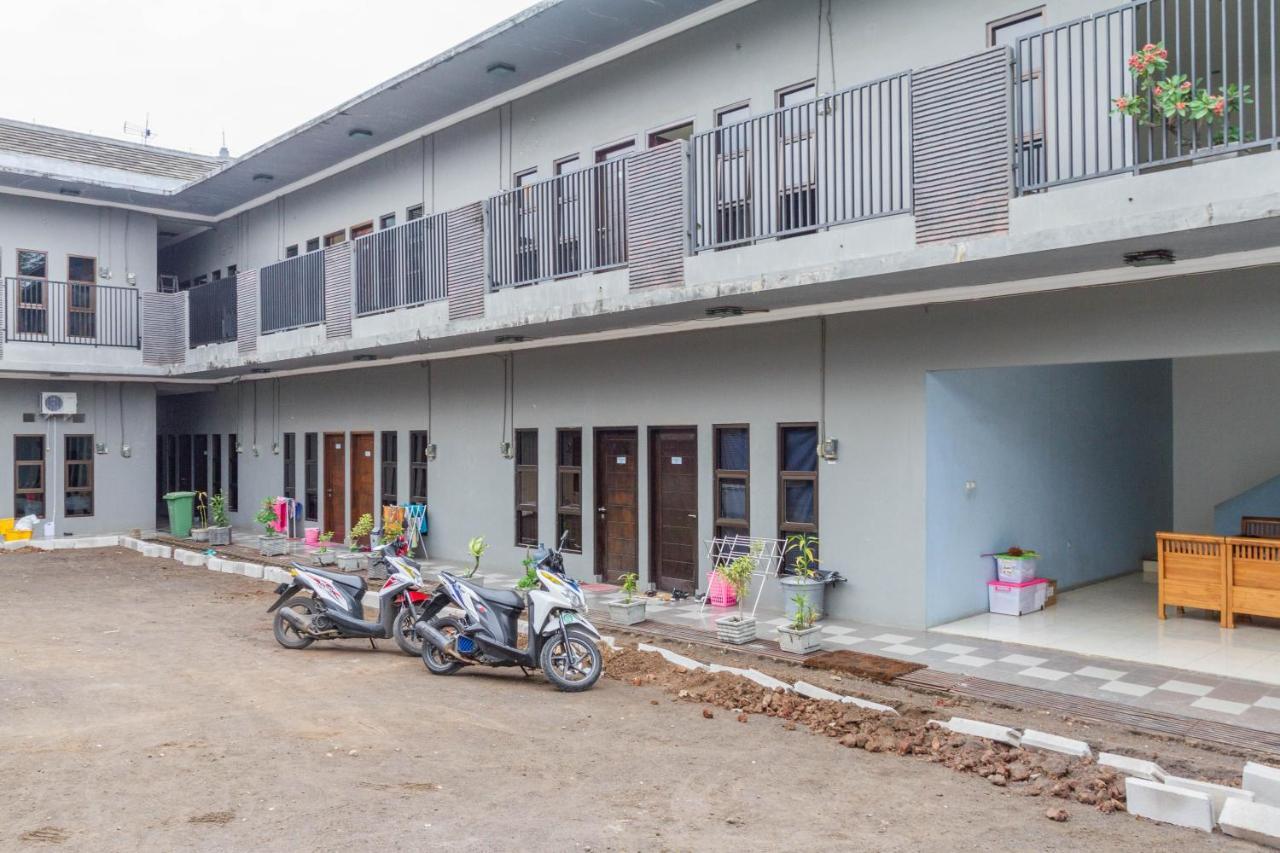 Hotel Reddoorz Near Jatinangor Town Square Esterno foto