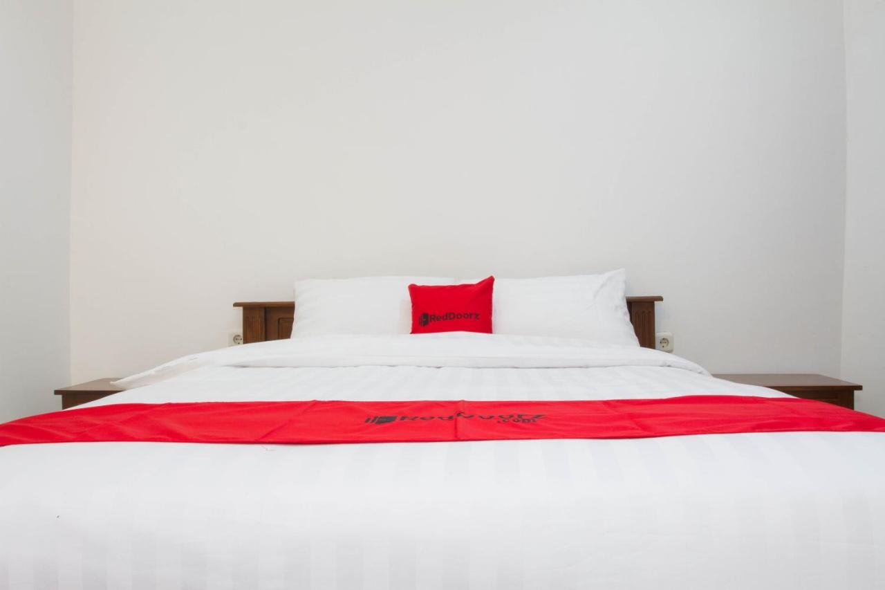 Hotel Reddoorz Near Jatinangor Town Square Esterno foto