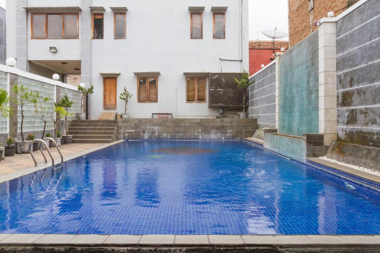 Hotel Reddoorz Near Jatinangor Town Square Esterno foto