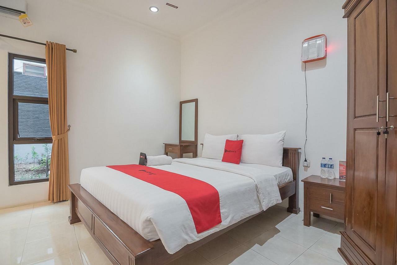Hotel Reddoorz Near Jatinangor Town Square Esterno foto