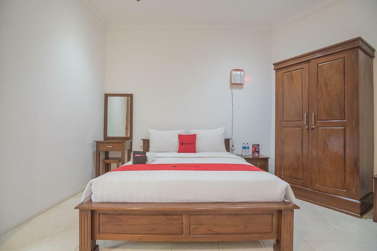 Hotel Reddoorz Near Jatinangor Town Square Esterno foto
