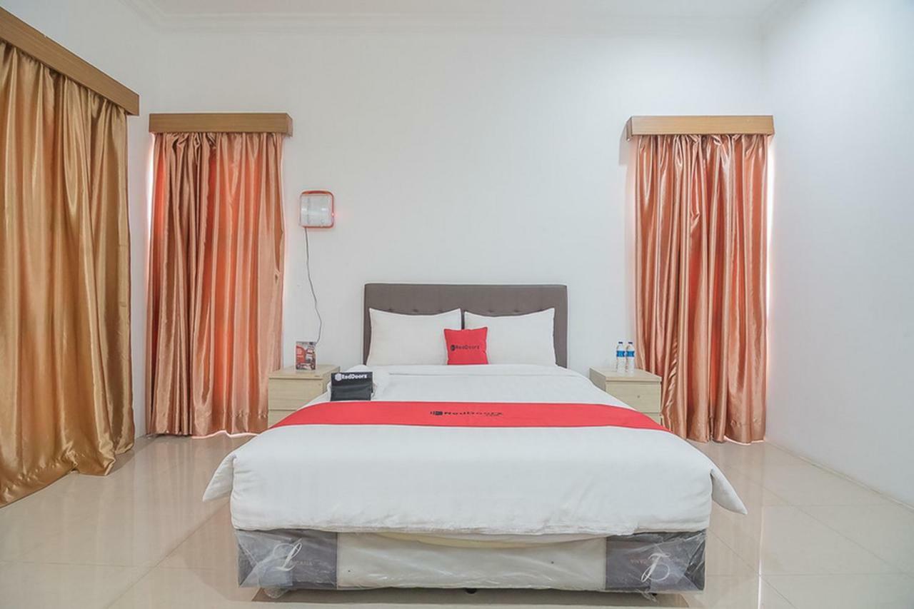 Hotel Reddoorz Near Jatinangor Town Square Esterno foto