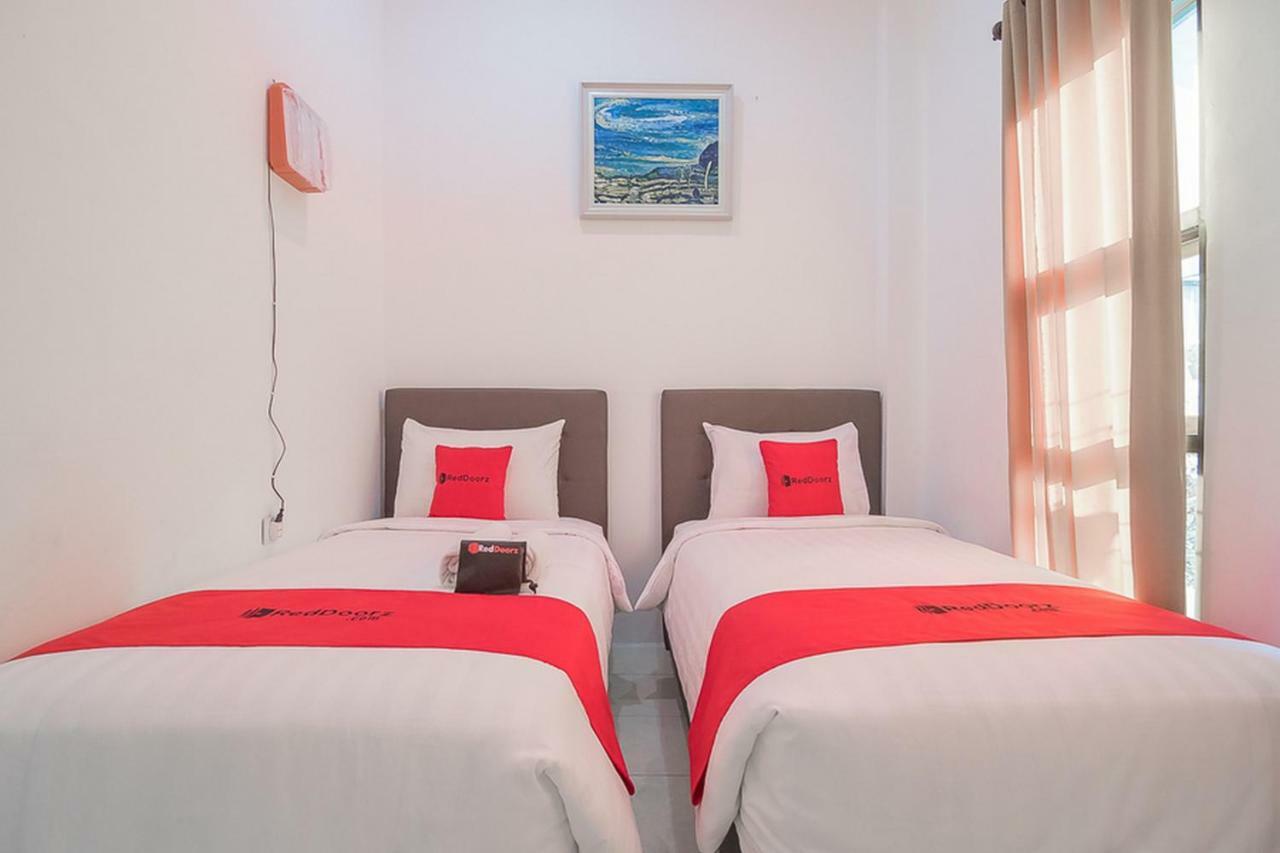 Hotel Reddoorz Near Jatinangor Town Square Esterno foto