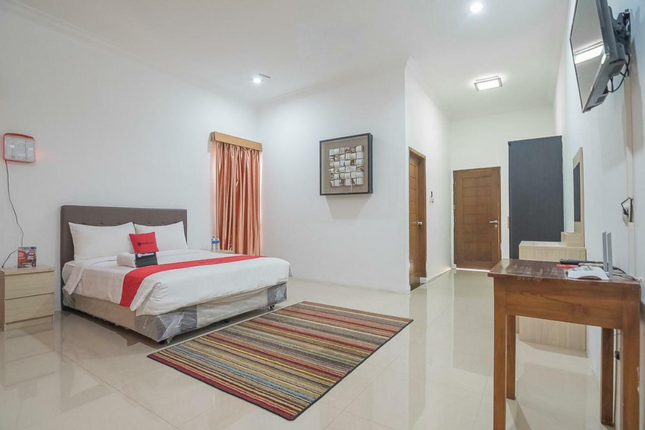 Hotel Reddoorz Near Jatinangor Town Square Esterno foto
