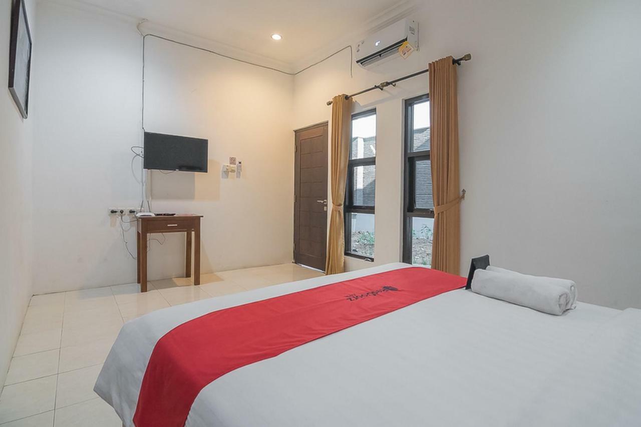 Hotel Reddoorz Near Jatinangor Town Square Esterno foto